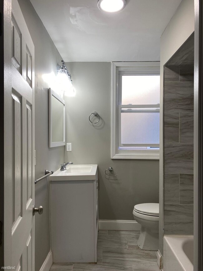 Building Photo - 3 br, 1 bath House - 53 New St Apt 1