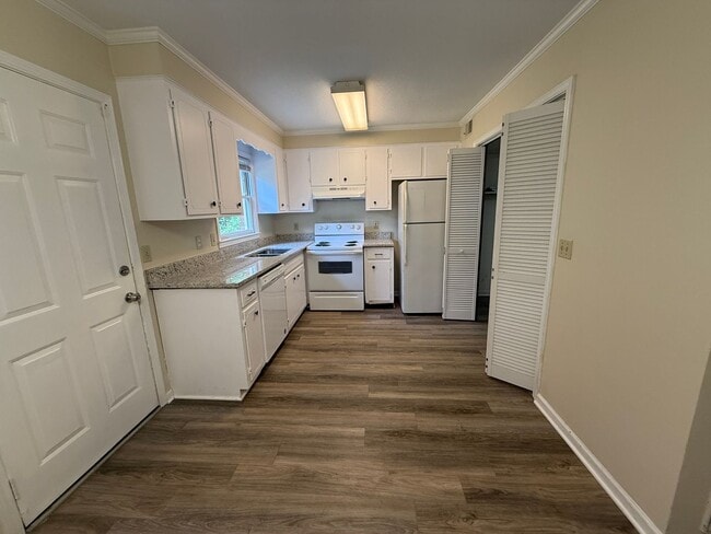 Building Photo - Coming Soon! Brick town home End unit! UPDATED! Freshly Painted/ New Flooring/Granite Counter Top...