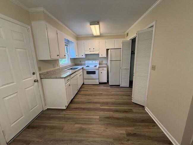 Foto del edificio - Coming Soon! Brick town home End unit! UPDATED! Freshly Painted/ New Flooring/Granite Counter Top...