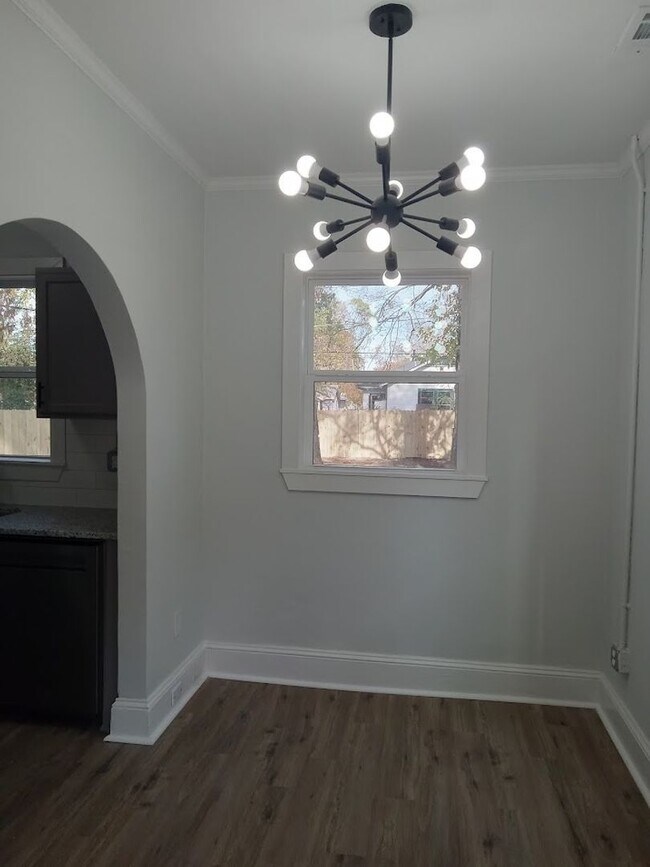 Foto del edificio - BEAUTIFUL  2 STORY-FULLY RENOVATED BRICK H...