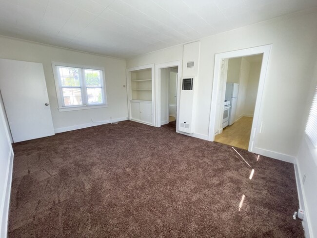 Building Photo - Charming 2nd-Floor 1BR in Alhambra | New Carpet, Granite Counters & Free Laundry!