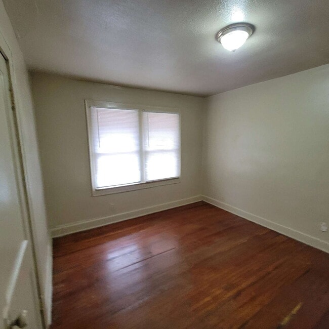 Building Photo - Near NW-Riverside 2BR/1BA House for LEASE!