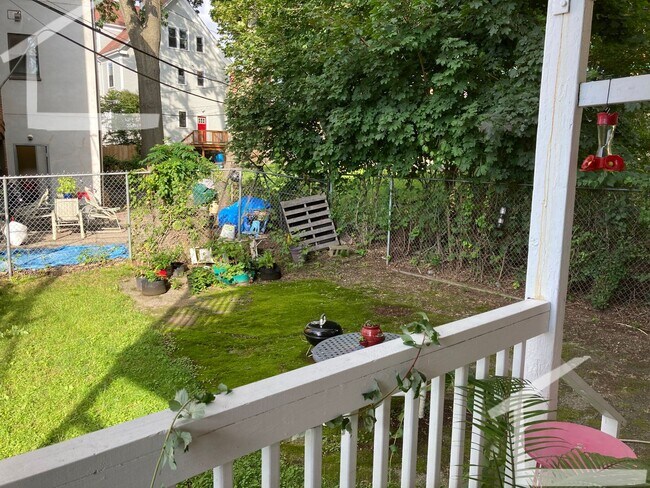 Building Photo - $500 Rebate upon closing!  Spacious, beautifully maintained apt in great area!  Large Bedrooms, L...