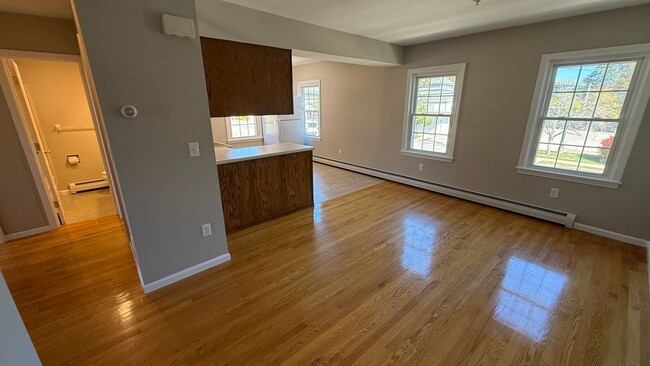 Foto del edificio - 2 BR with hardwood, private entrance/deck,...