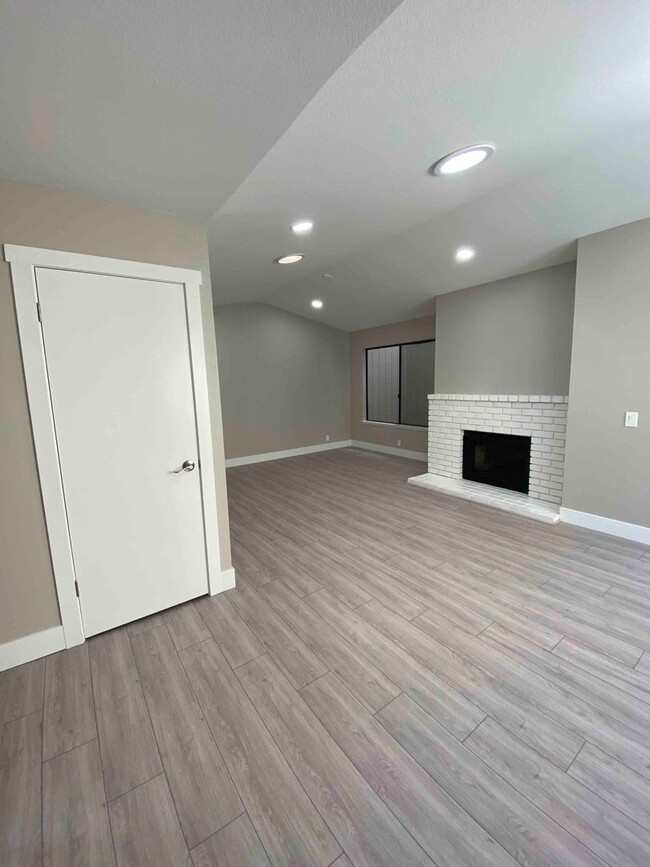 Foto del edificio - Gorgeous Remodeled 2 Bed In Citrus Heights