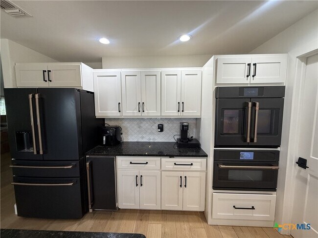 Building Photo - 4130 Summit Dr