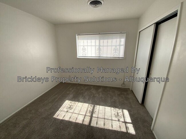 Foto del edificio - 10505 Karen Ave NE