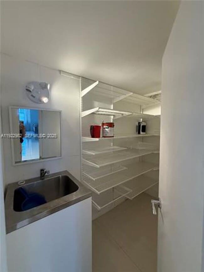 Building Photo - 825 Brickell Bay Dr