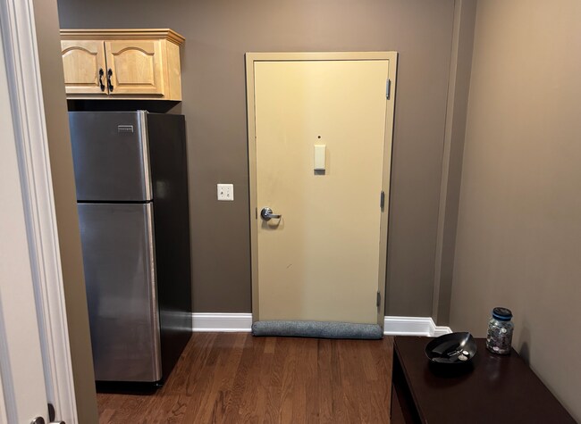 Door/Foyer - 100 West Ave