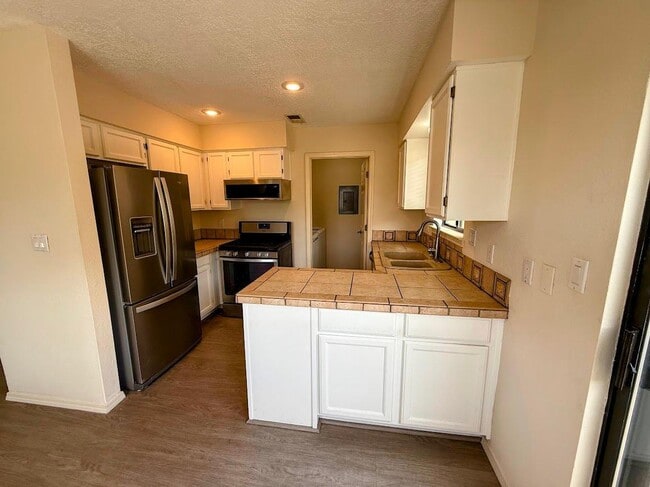 Building Photo - 2900 Vista Del Rey NE