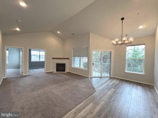 Building Photo - Gorgeous 2bd 2bth updated penthouse condo ...
