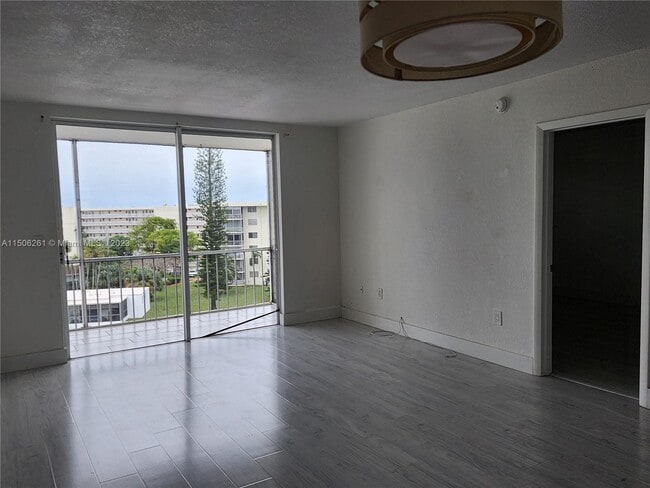 Building Photo - 2859 Leonard Dr