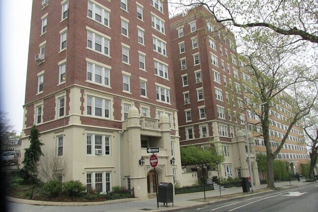 Foto del edificio - 1450 Beacon St