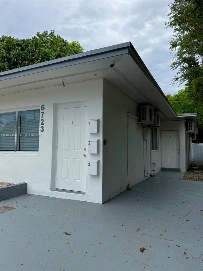 Building Photo - 6723 NE Miami Pl