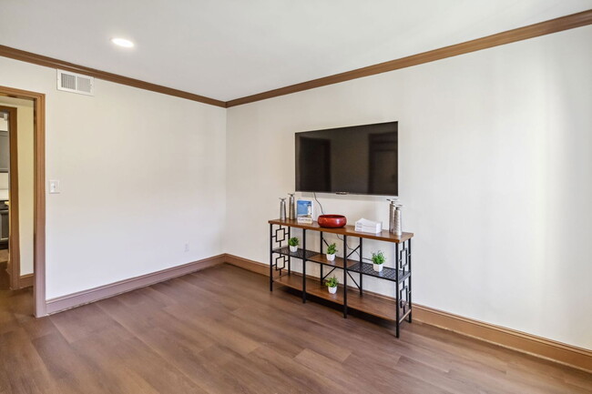 Building Photo - 906 Chapel Creek Dr