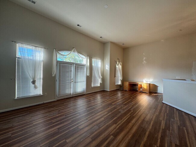 Foto del edificio - Stunning 4 Bed 3.5 Bath Brick Townhome In Desired Mount Zephyr