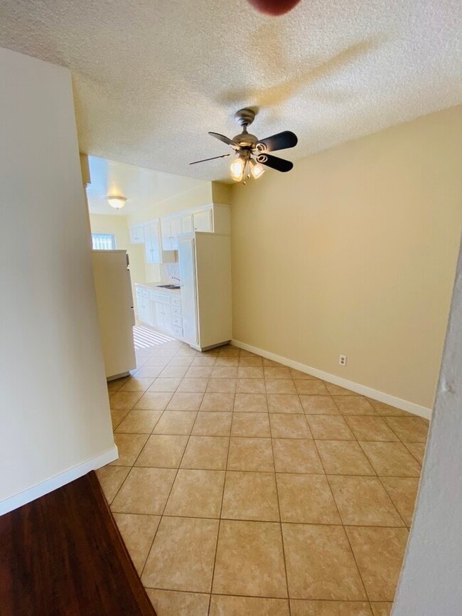 Building Photo - Upstairs, WeHo Adjacent, Laminate Floors