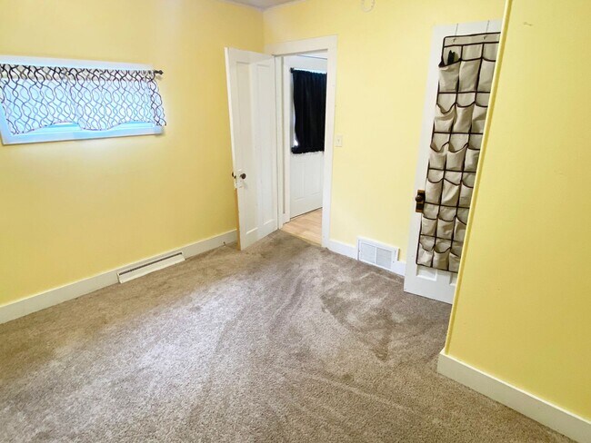 Foto del edificio - 4-Bedroom, 1 Bath Southeast Side Single Fa...