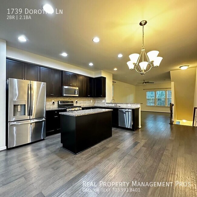 Building Photo - End Unit Townhome with 1 Car Garage!