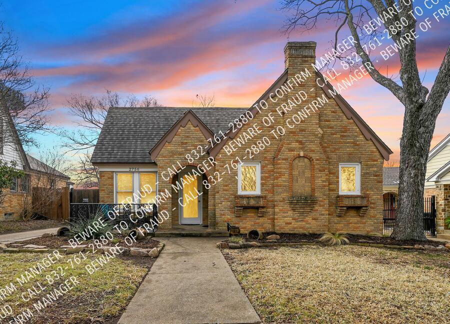 Foto principal - Tudor Style Home in the Heart of Oak Cliff