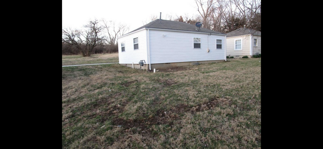 Building Photo - 10706 Hickman Mills Dr