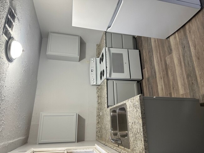 Building Photo - Nice single bedroom apartment close to dow...