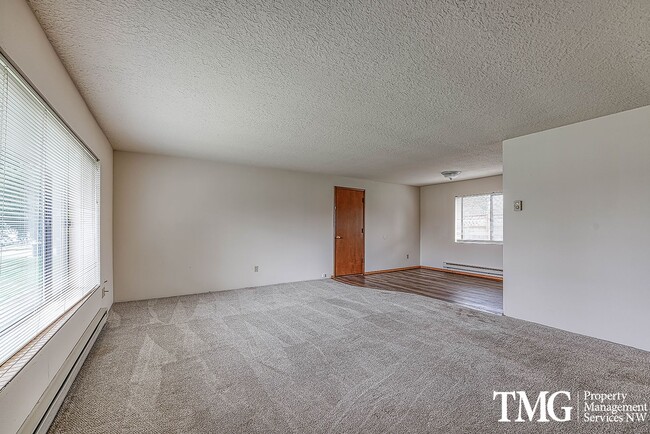 Building Photo - Classical Cute Duplex w/ 2 Bed 1 Bath in Washougal!