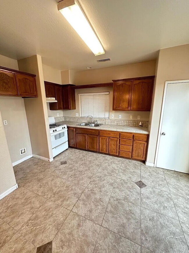 Foto del edificio - Well Maintained Single Family Home in Bakersfield, CA