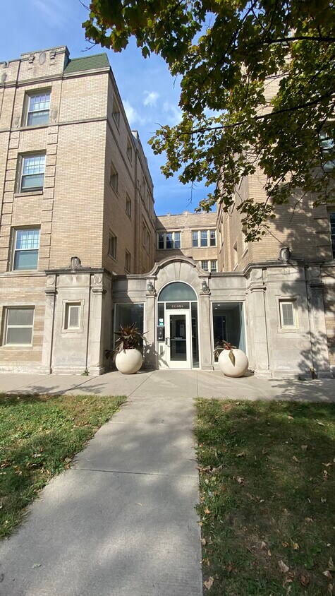 Primary Photo - 1334 E Hyde Park Blvd