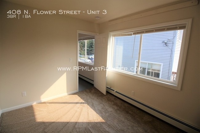 Building Photo - Top Floor FULLY Remodeled Three Bedroom
