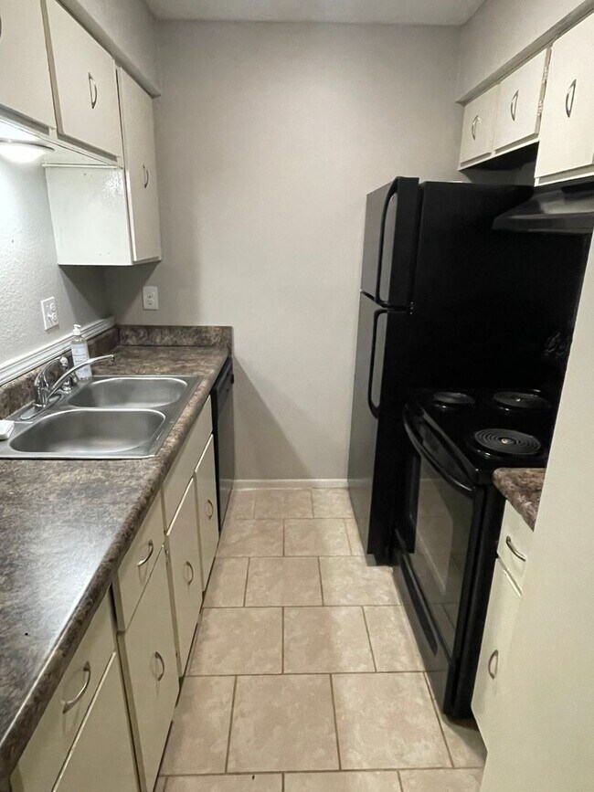 Building Photo - 1BD/1BA Condo located on the Germantown/Me...