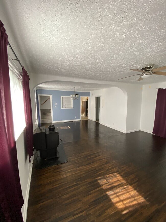 Building Photo - CENTRALLY LOCATED THREE BEDROOM HOUSE IN H...