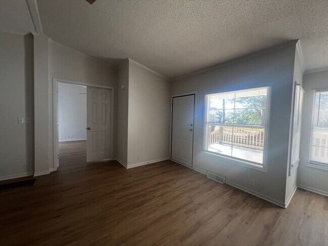Foto del edificio - LEASING NOW FOR OCTOBER 2025!