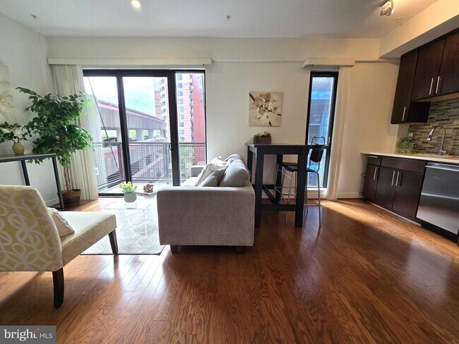 Foto del edificio - 1320 Fenwick Ln