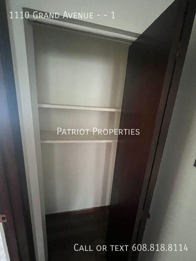 Building Photo - 2 bed/1 bath apartment in Prairie Du Sac, WI!