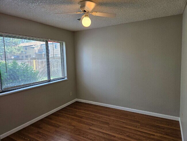 Building Photo - Spacious 3 Bedroom End Unit Townhome Close To Everything!