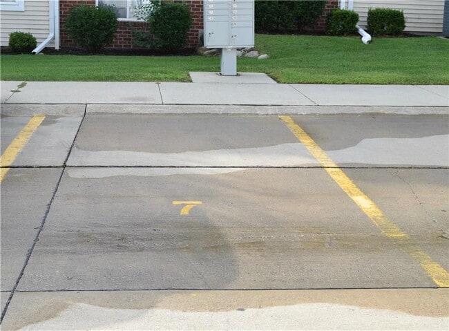 Building Photo - 1815 SW White Birch Cir #5