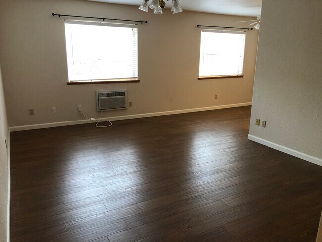 Building Photo - 5534 Glenridge Way
