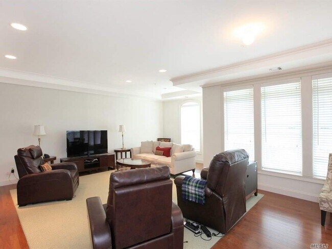 Foto del edificio - 542 Roosevelt Way