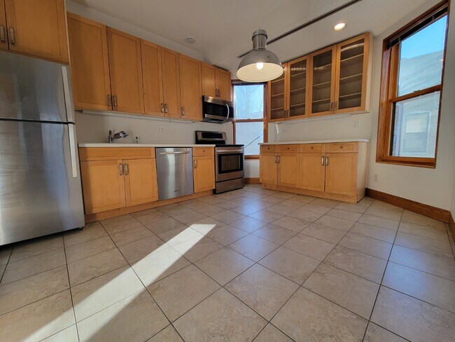 Foto del edificio - Charming Vintage Second Floor Duplex with In-Unit Laundry in Heart of Oak Park