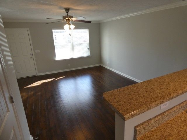 Building Photo - 2BR/2.5BA Townhome in Cottages of Willowbrook