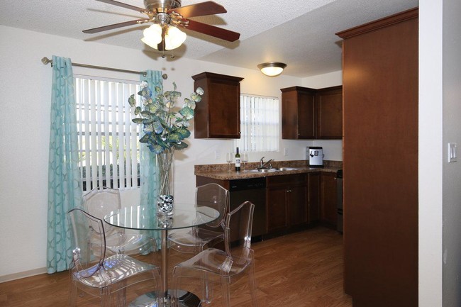 Foto del edificio - 7576 Parkway Dr