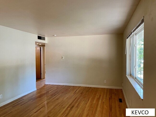 Foto del edificio - Great Three Bedroom, Close to Everything!