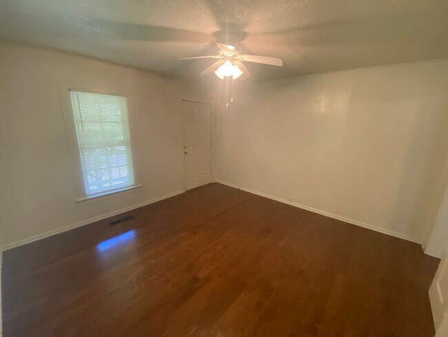 Foto del edificio - Big kitchen. Fenced yard. Walltown location. Under $1,300.