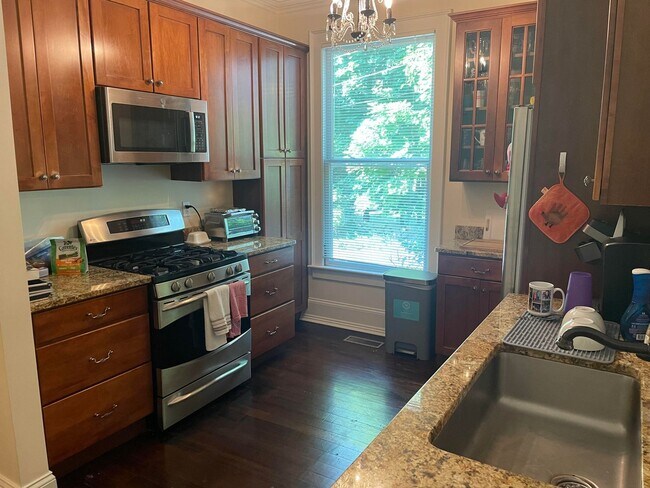 Foto del edificio - Lovely first floor 2 bedroom unit