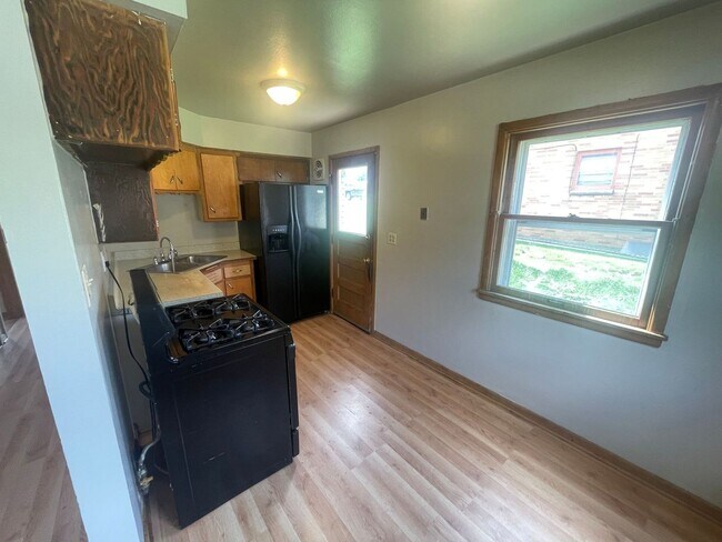 Building Photo - 1635 W Bolivar Ave