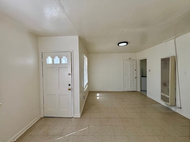 Foto del edificio - 1 Bedroom Home with Large Backyard on North Loop!