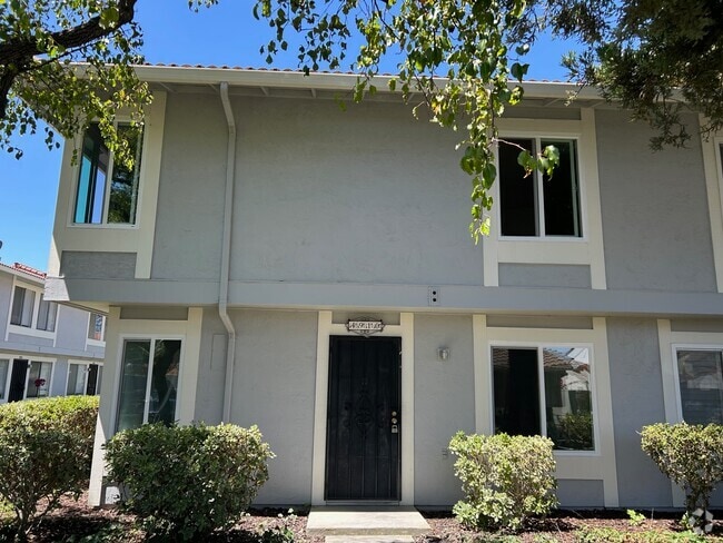 Building Photo - 4910 Lowry Rd