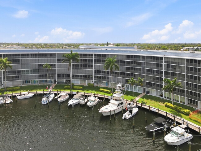 Building Photo - 1427 E Hillsboro Blvd