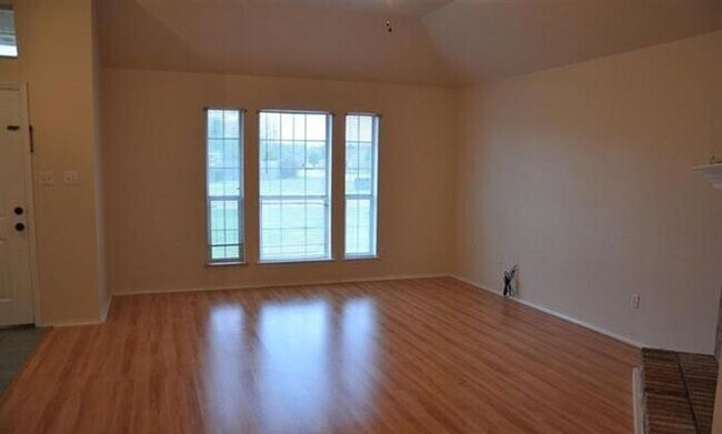 Building Photo - Available Sooner if Needed ! Spacious 4 Be...
